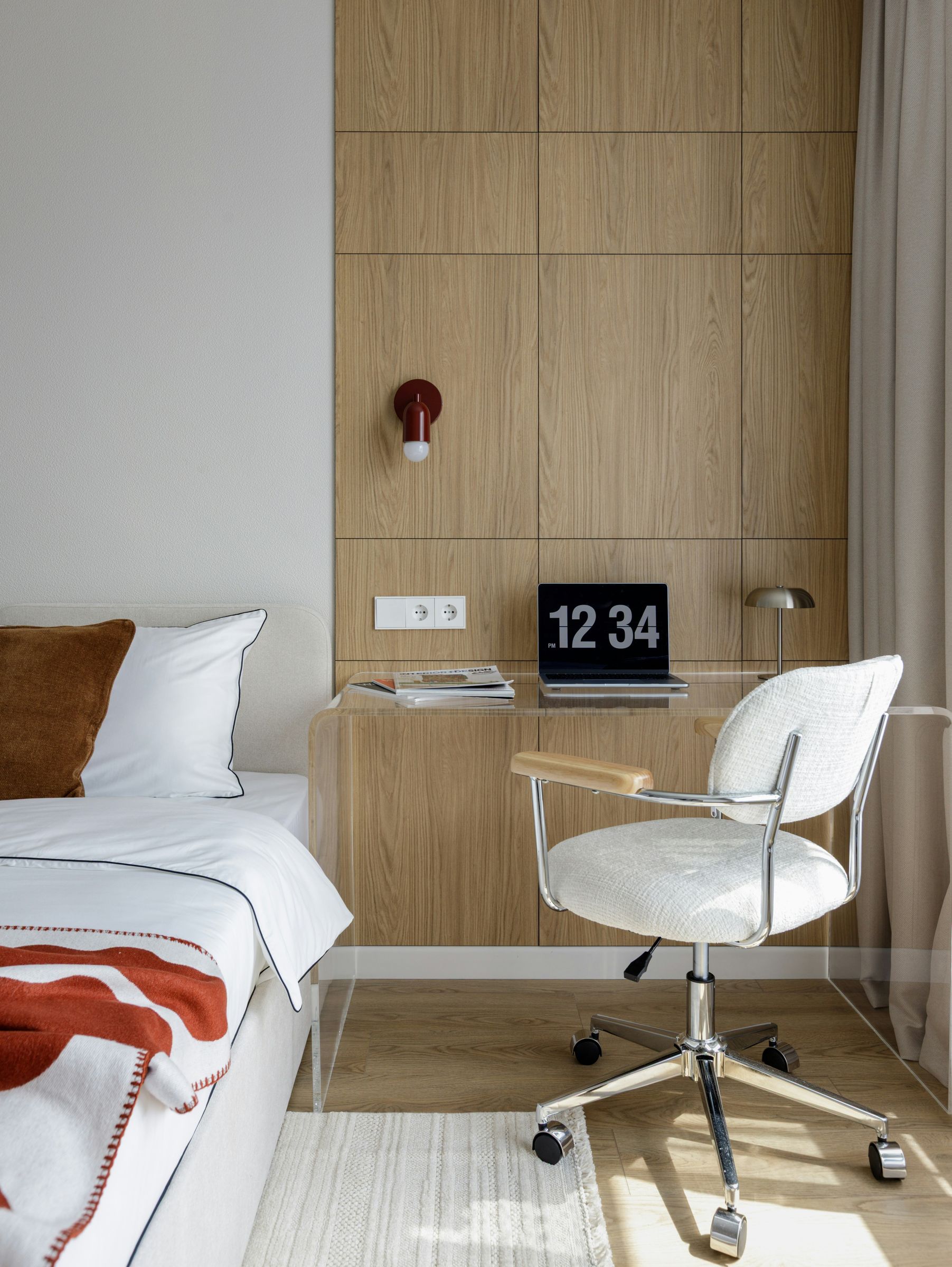 Quarto com secretária em madeira embutida e candeeiro de parede vermelho — Quarto de Hóspedes, Matosinhos.