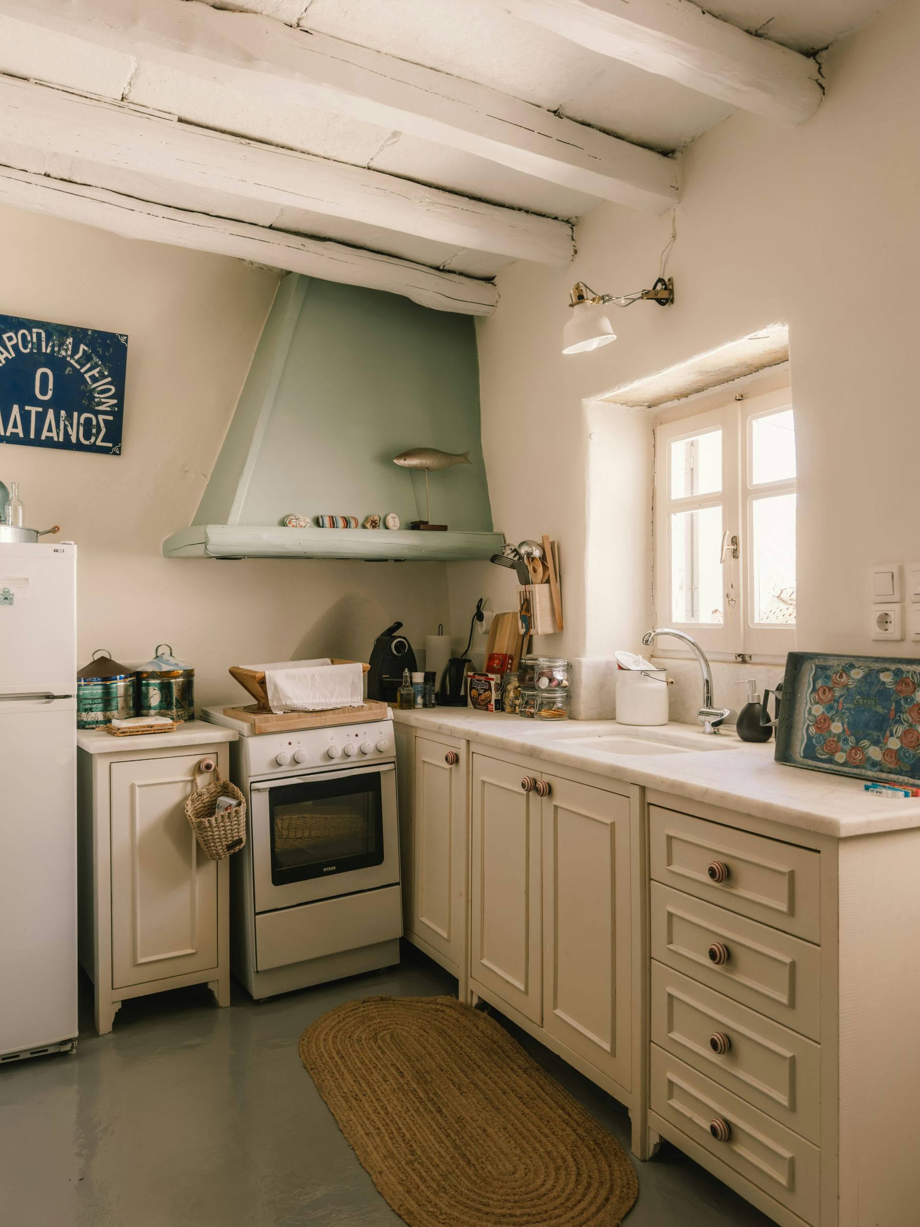 Cozinha caiada de branco com viga à vista — Casa de Verão, Comporta.