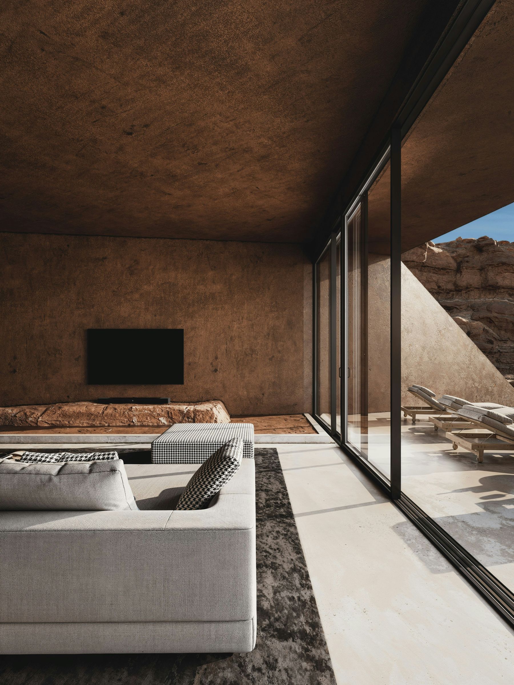 Casa moderna integrada na paisagem alentejana, com grandes vãos envidraçados — Refúgio no Alentejo.
